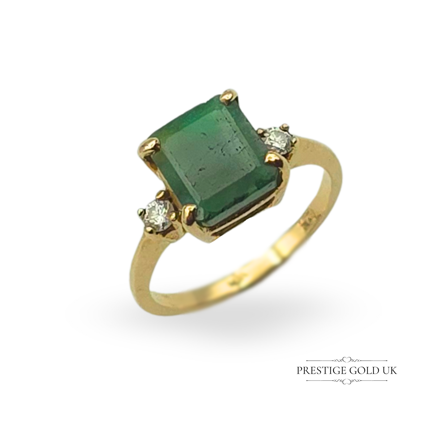 A vintage 14ct gold trilogy ring featuring an estimated 2ct emerald flanked by two sparkling diamonds. Stamped 14K, weighing 3.2g, and sized UK N / US 6 ¾ / EU 54, this elegant and timeless design is perfect as an engagement, anniversary, or statement piece.