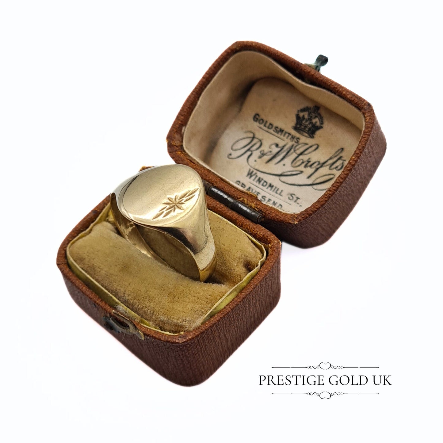 Large 9ct Gold Signet Ring - Engraved Star Pattern - UK R 1/2, US 9, Euro 59