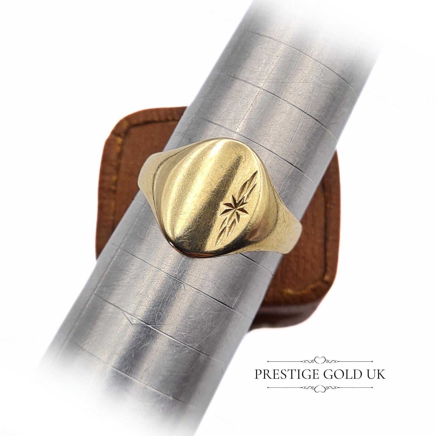 Large 9ct Gold Signet Ring - Engraved Star Pattern - UK R 1/2, US 9, Euro 59