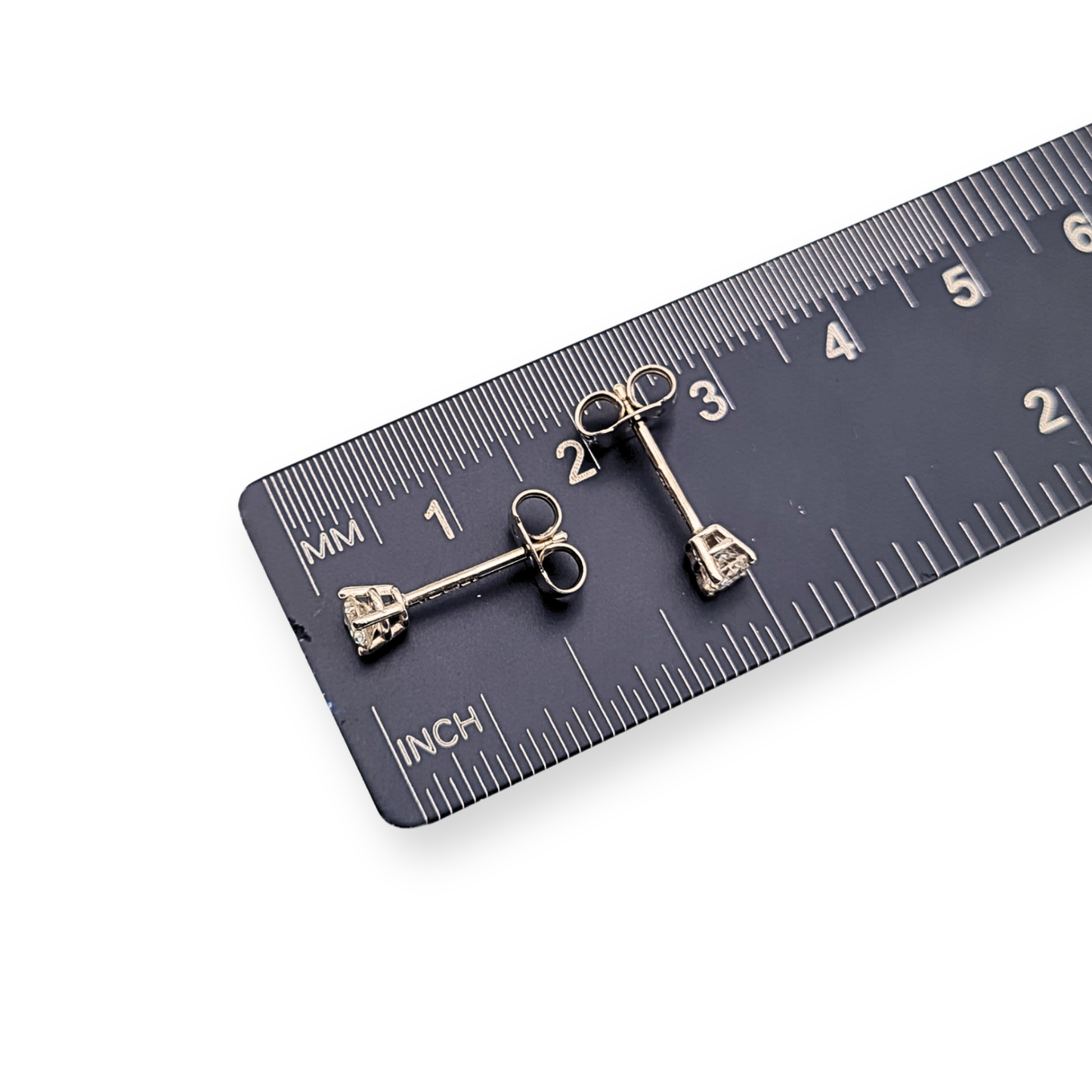 18ct White Gold Diamond Stud Earrings, Round Cut 0.30ct