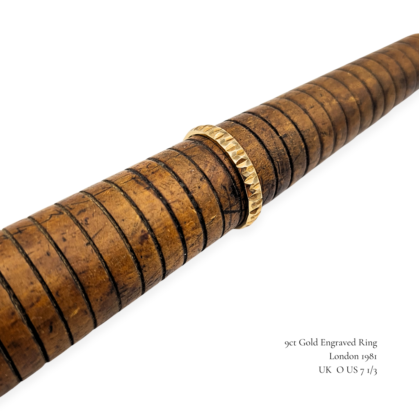 9ct Gold Engraved Band, London 1981, UK O / US 7.25