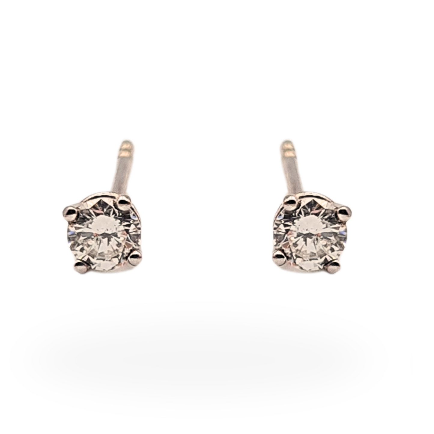 18ct White Gold Diamond Stud Earrings, Round Cut 0.30ct