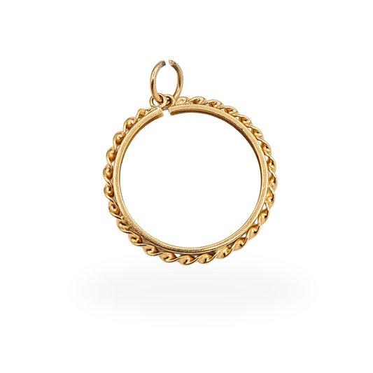 Delicate 9ct gold half sovereign holder pendant with decorative twist rope edging, fully tested, measuring 24mm by 23mm.