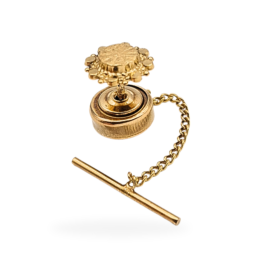 9ct yellow gold gents tie pin with ornate circular detailing, measuring 10mm wide and weighing 1.54g. Fully British hallmarked with secure chain and bar fitting, ideal as a classic vintage tie tack or formal accessory for men.