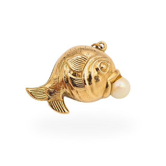 Vintage 9ct gold puffy fish charm holding a cultured pearl, fully British hallmarked 1972.