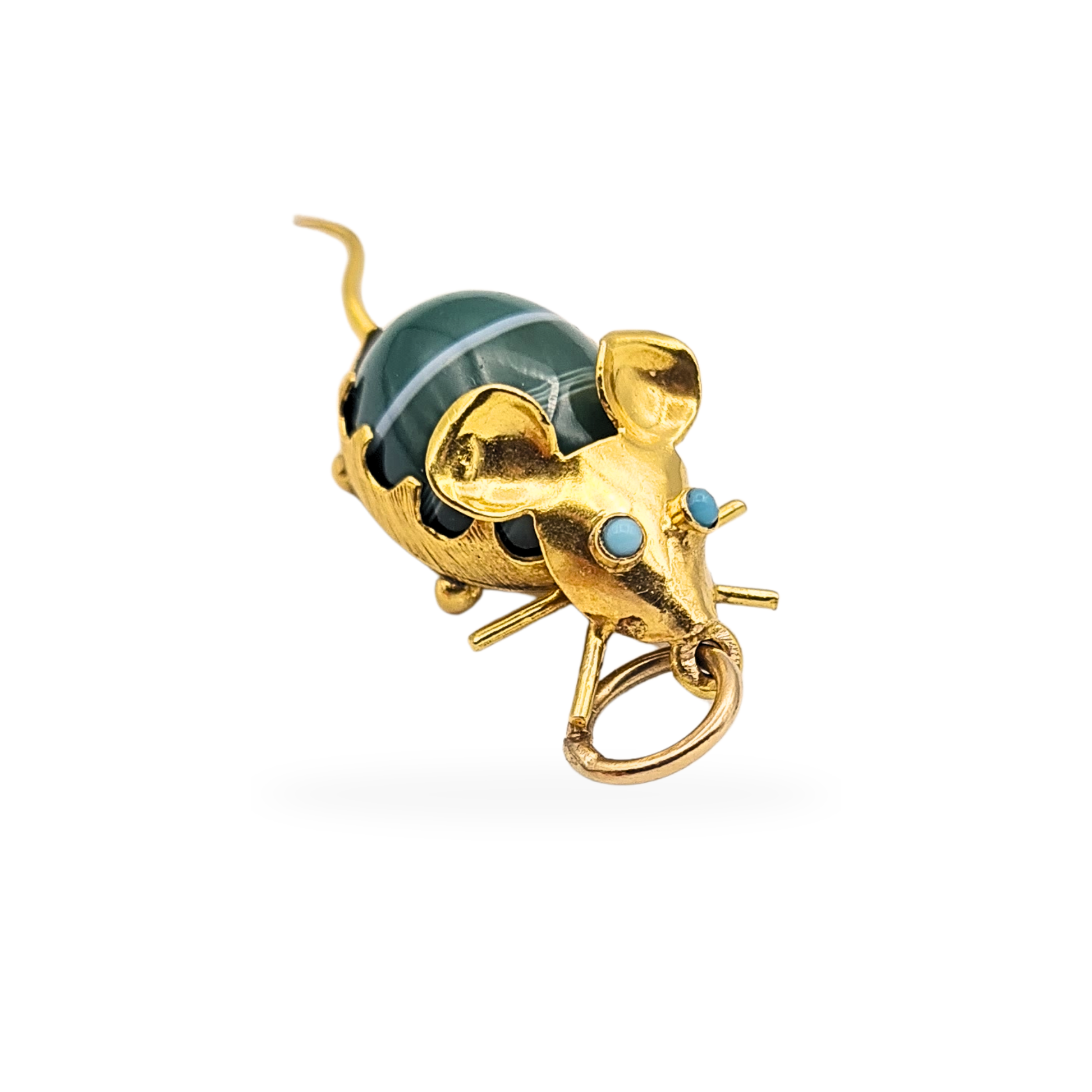 18ct gold mouse charm fully tested, measuring 32mm long, 12mm wide and 9mm tall, weighing 3.4g. Featuring a polished green banded cabochon body with turquoise set eyes, textured gold detailing and fitted with a 9ct gold jump ring.