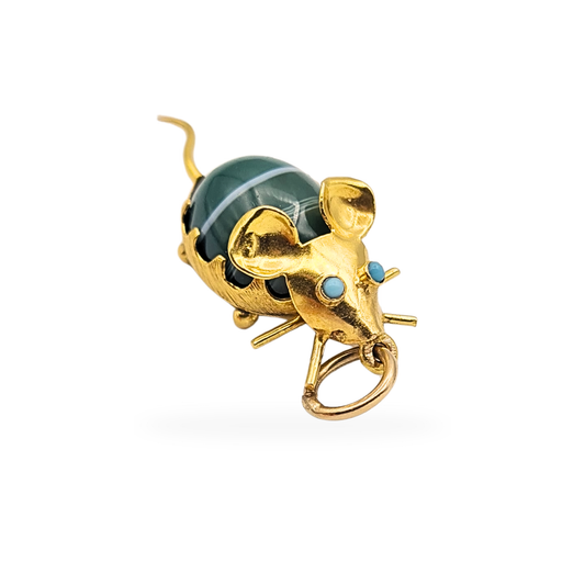 18ct gold mouse charm fully tested, measuring 32mm long, 12mm wide and 9mm tall, weighing 3.4g. Featuring a polished green banded cabochon body with turquoise set eyes, textured gold detailing and fitted with a 9ct gold jump ring.
