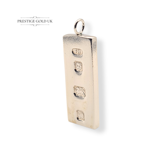 Solid 925 sterling silver ingot pendant weighing 30.91 grams, measuring 50mm x 16mm x 4mm, hallmarked in London 1978 with FH maker’s mark, leopard’s head, lion passant, and date letter D, polished smooth edges for classic vintage charm and unisex wear.