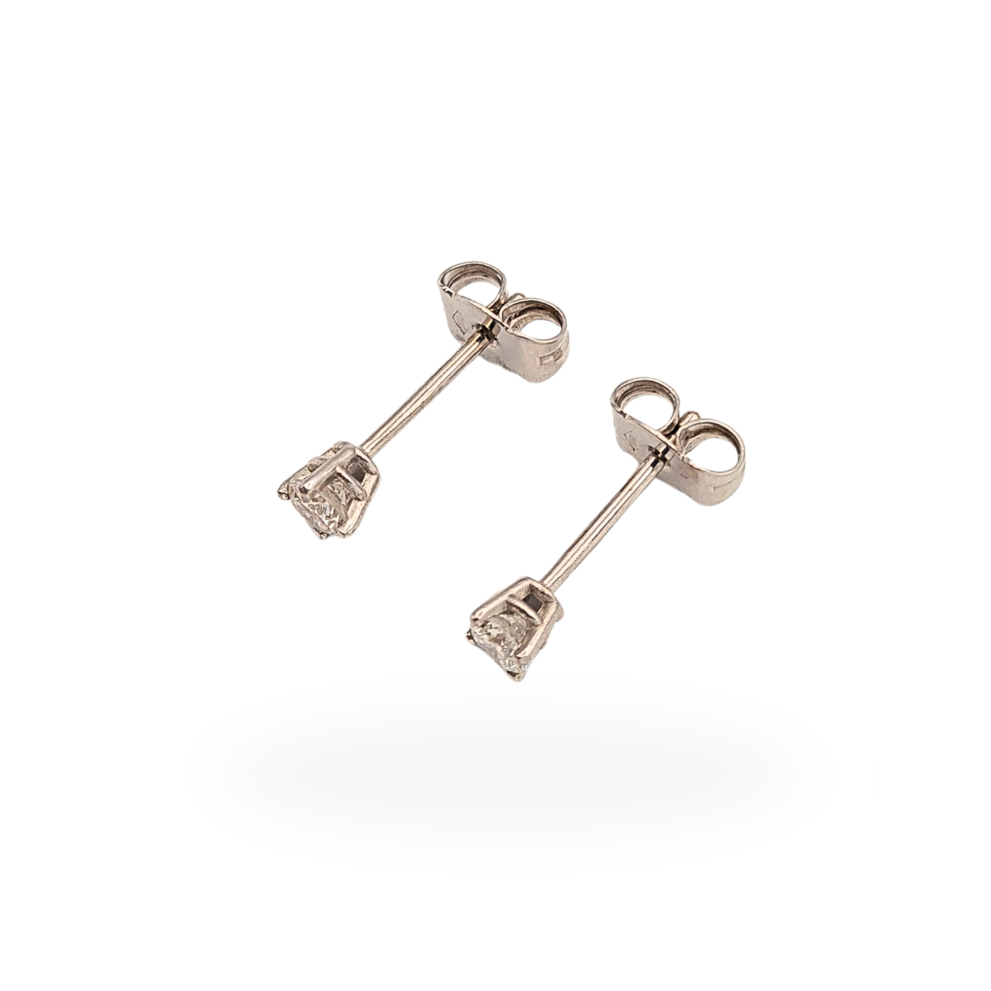 18ct White Gold Diamond Stud Earrings, Round Cut 0.30ct