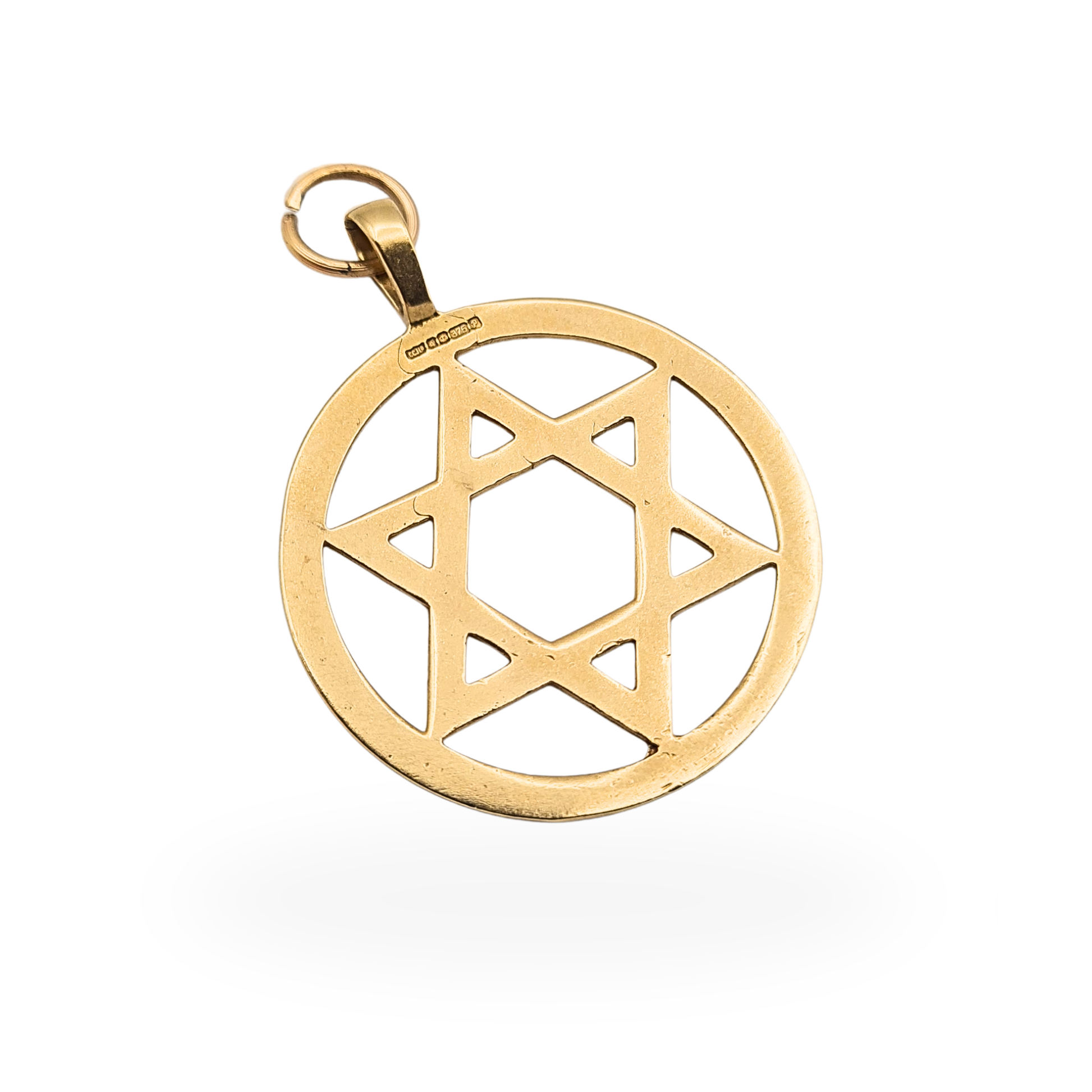 Vintage solid 9ct gold Star of David round pendant with Sheffield 1989 hallmarks measuring 29mm.
