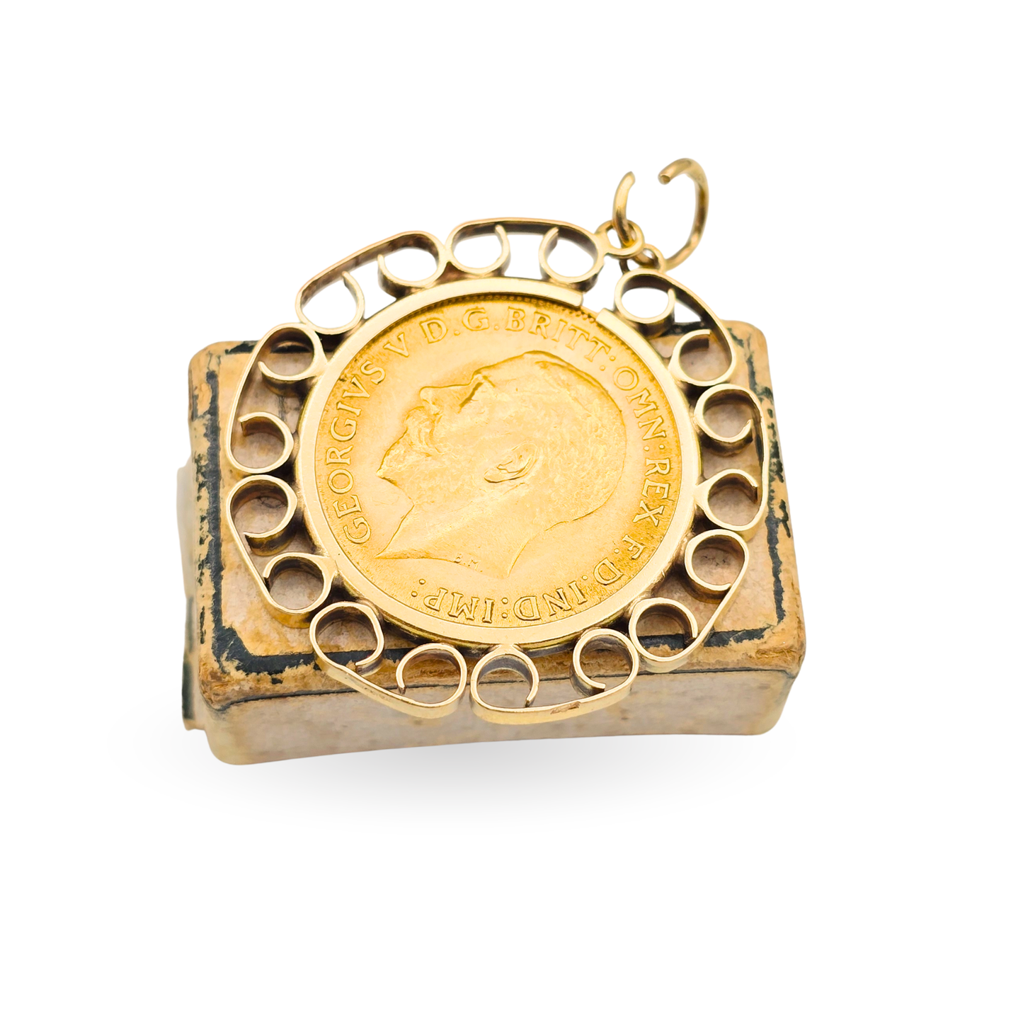 9ct Gold Half Sovereign Mount with Scroll Edge Design