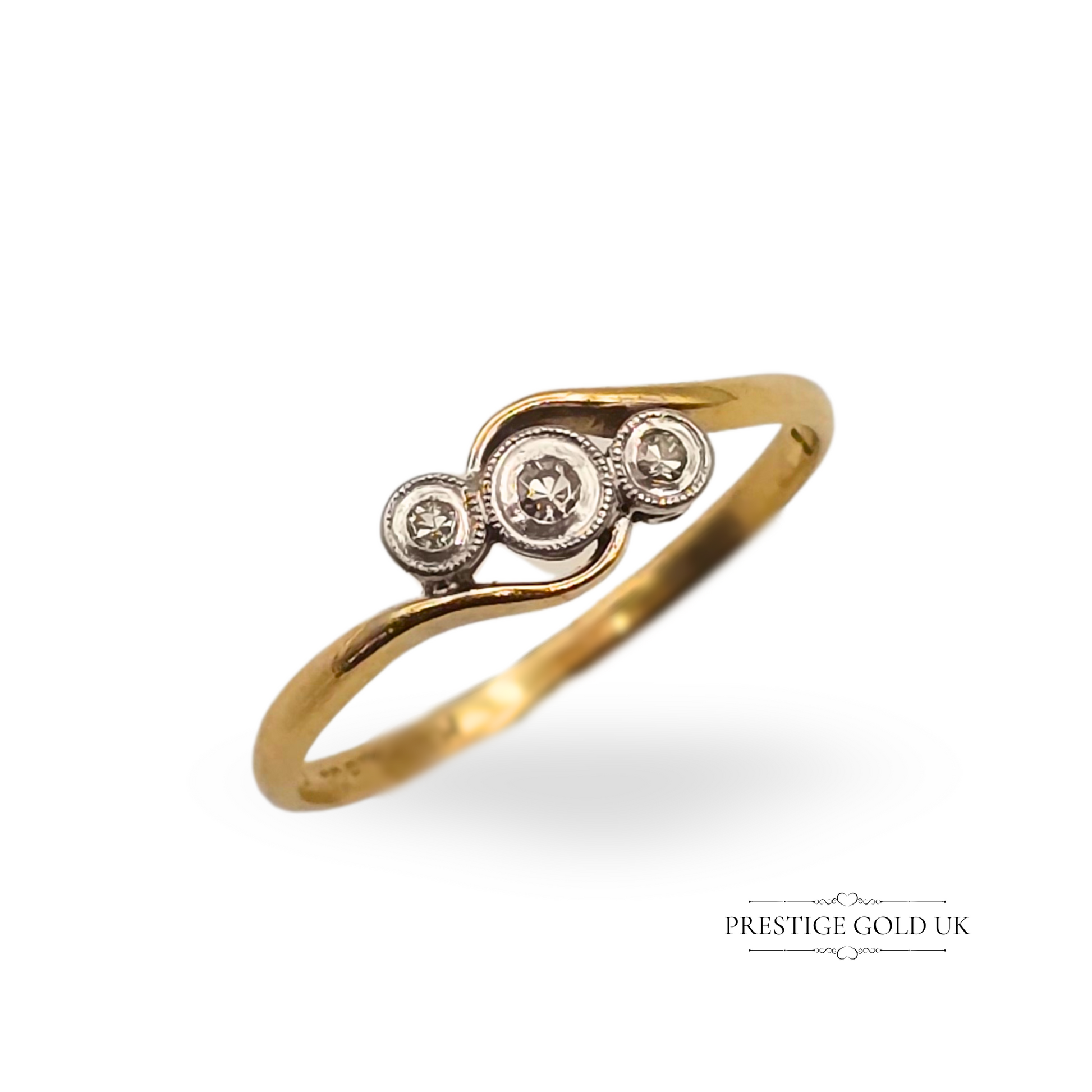 18ct gold and platinum trilogy ring featuring three old cut diamonds in a curved ornate setting, stamped 18ct & Plat, UK size O 1/2, vintage 1.6g ring.