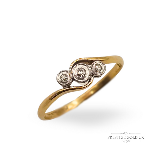 18ct gold and platinum trilogy ring featuring three old cut diamonds in a curved ornate setting, stamped 18ct & Plat, UK size O 1/2, vintage 1.6g ring.