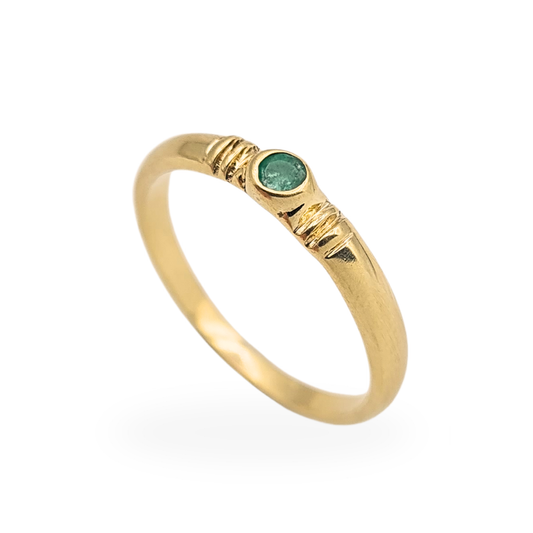 Vintage 9ct yellow gold emerald ring with bezel set green stone, size UK M US 6.25, 3.2mm wide band, weighing 1.59g, stamped 375, minimalist stacking style