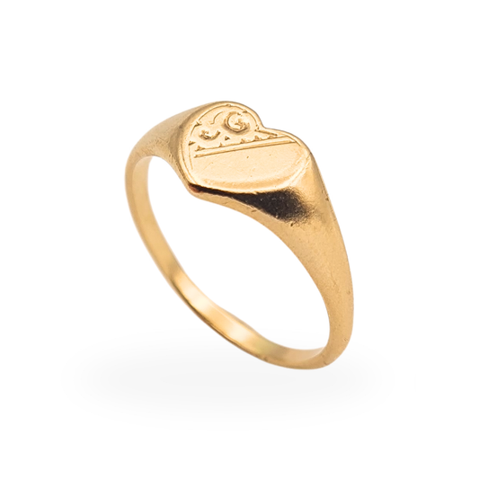 9ct yellow gold engraved heart signet ring hallmarked Birmingham 1973