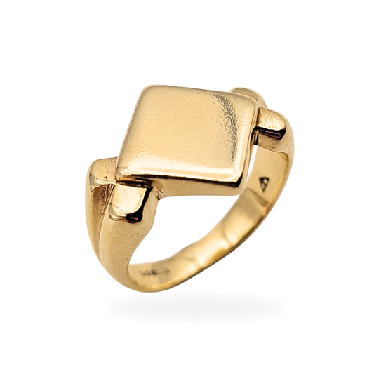 Solid 9ct yellow gold kite signet ring with flat polished 15 x 15mm face, fully hallmarked London 1998. Heavy gold signet weighing 8.2g, UK size O / US size 7, strong sculpted shoulders, unengraved face, classic vintage condition.