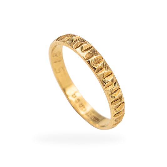 9ct yellow gold engraved wedding band hallmarked London 1981, featuring a bark-textured pattern across a slim 3mm wide design. Solid 9ct gold ring, UK size O / US 7 1/3, weighing 1.7g. Elegant vintage gold band ideal for stacking or wedding wear.