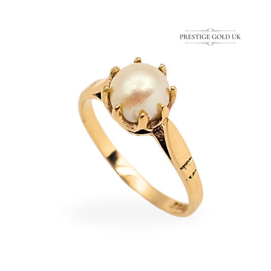 Vintage 9ct yellow gold solitaire ring featuring a 5mm cultured pearl, hallmarked Birmingham 1971. Size UK O 1/2 / US 7 1/4, weight 2.26g. Elegant claw setting with engraved shoulders, a timeless vintage pearl ring.