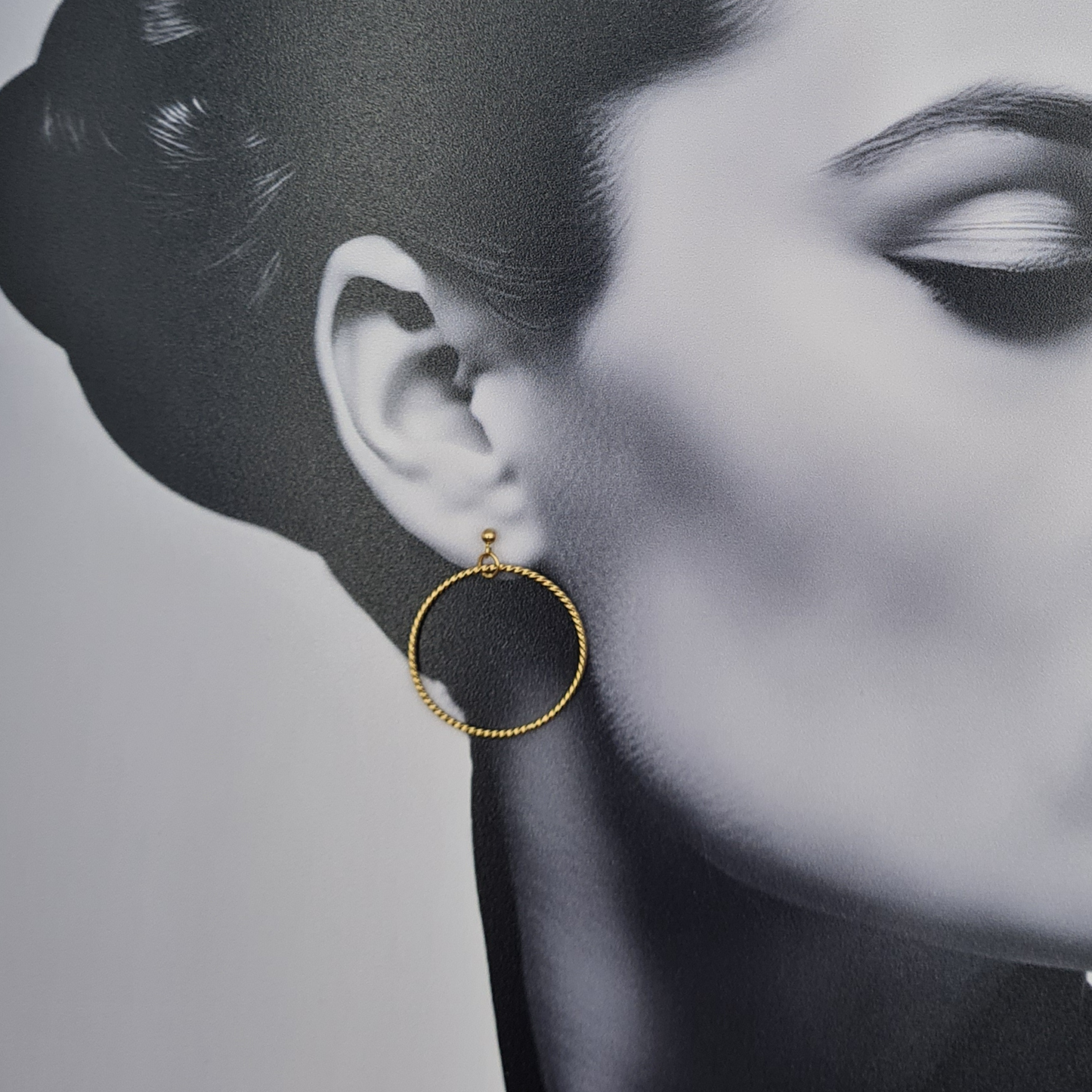 Simple 9ct Gold Twist Wire Hoop Earrings 30mm Skinny Hoops