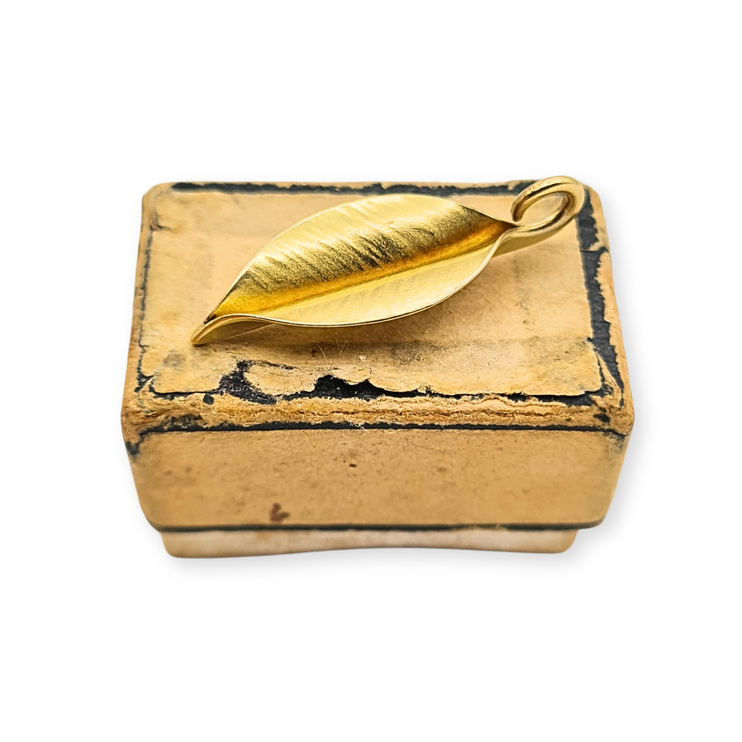Fully hallmarked 18ct yellow gold leaf pendant with elegant botanical design, Birmingham 2010, 25mm.