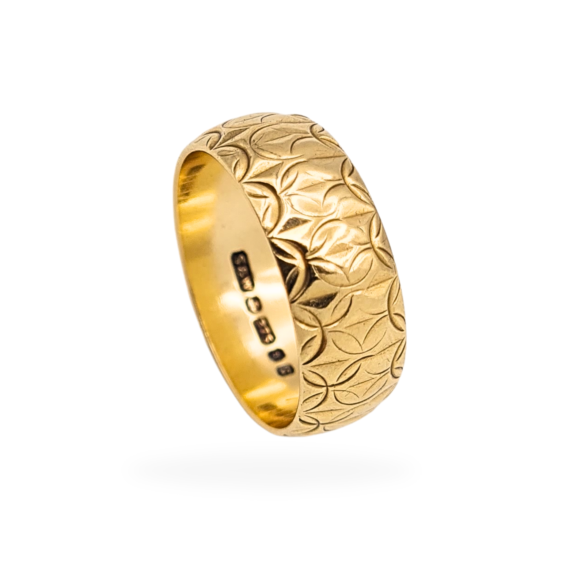 Vintage 9ct yellow gold engraved band ring, fully hallmarked London 1976. Features a pineapple-style repeating pattern with a domed profile, 6mm wide, weighing 4.21g. UK size N / US 6.75. Classic and timeless textured gold design.